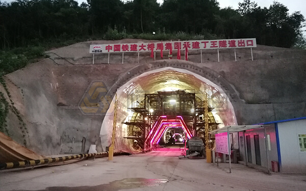 張吉懷鐵路丁王隧道自鉆式管棚支護(hù)項目