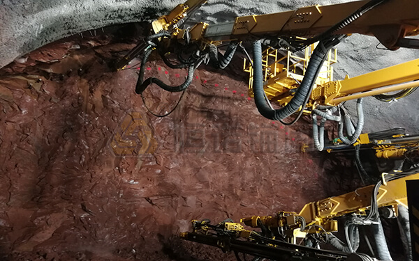 張吉懷鐵路丁王隧道自鉆式管棚支護(hù)項目三臂鑿巖臺車